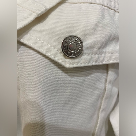 Cropped White Denim Jacket with Relaxed Fit - Picture 7 of 7